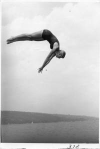 img-girl_diving.jpg img-girl_diving.jpg